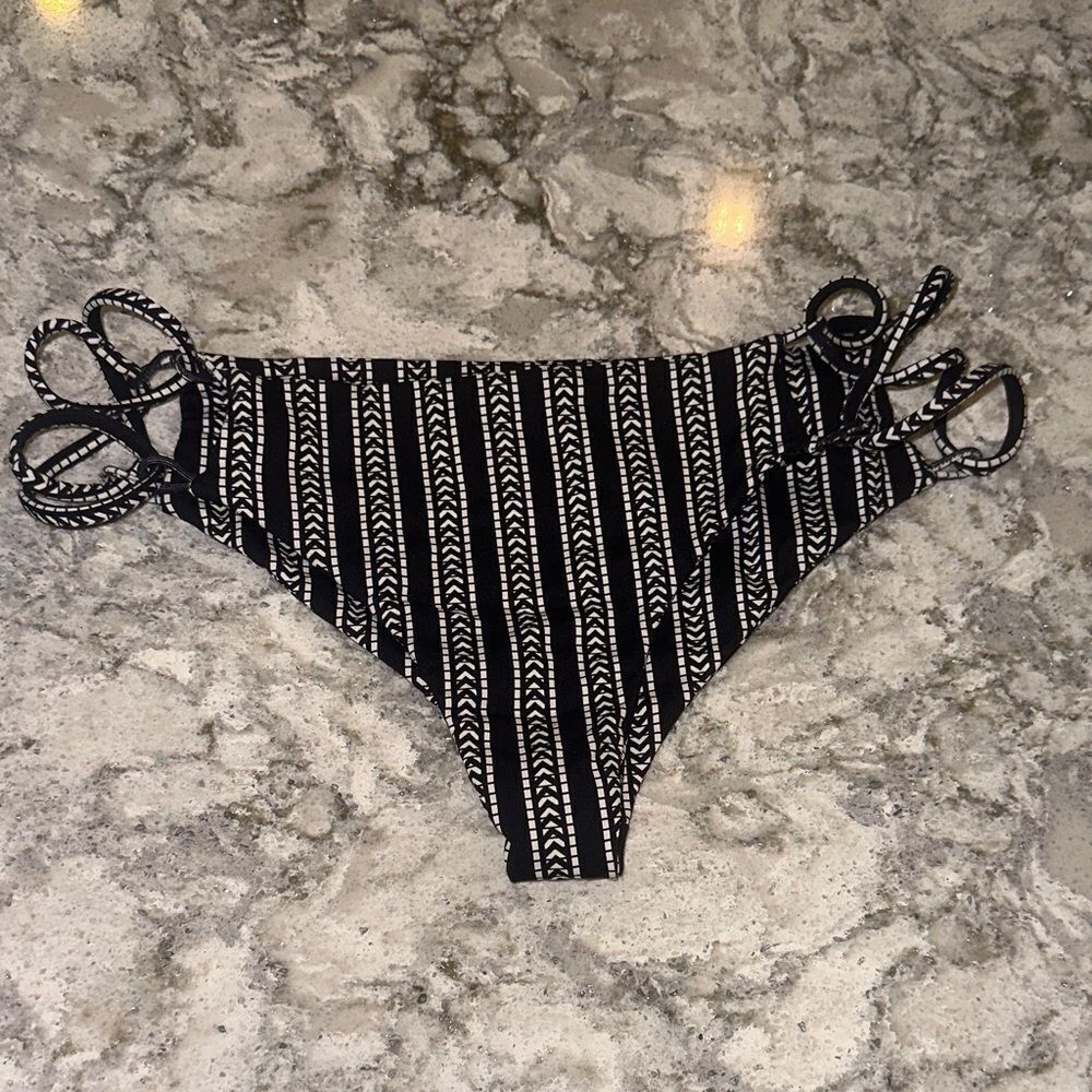 🖤 Indah Strappy Bikini Bottoms – Black & White Tribal Print, Size Small